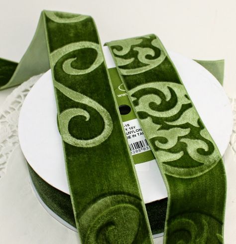 Paper and Ink Playground: How to Emboss on Velvet Ribbon Ribbon Projects, Wholesale Ribbon, Cosplay Tutorial, Ribbon Art, Ribbon Work, Velvet Trim, Ribbon Crafts, Paper And Ink, Fabric Jewelry