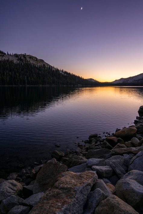 Lake Scenery Landscapes, Lake At Night Aesthetic, Night Aesthetic Landscape, Beautiful Night Pictures, Lakes At Night, Aesthetic Photos Nature, Pretty Night Sky, Landscape Night Sky, Nature At Night