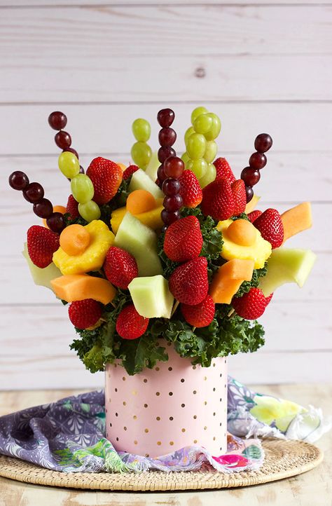 How to Make an Edible Fruit Bouquet // Video - The Suburban Soapbox Fruit Bouquet Ideas, Edible Fruit Arrangements, Fruit Bouquets, Deco Fruit, Fruit Bouquet, Fruit Platter Designs, Fruit Platters, Edible Bouquets, Fruit Ideas