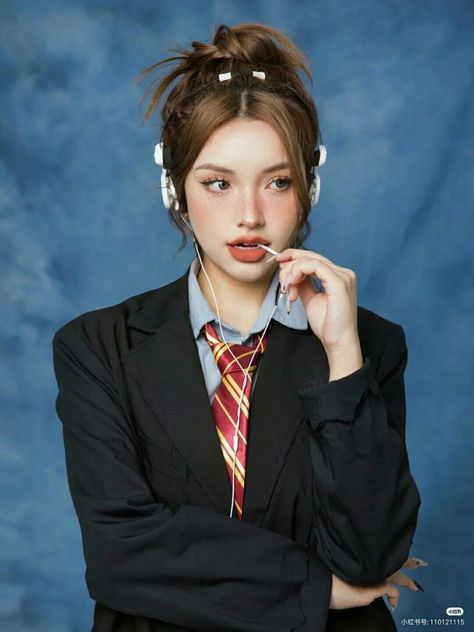 ᅳ 𐙚 back to school hairstyles ⋆˚₊⊹ Douyin American Yearbook, Y2k Yearbook Photos, Old School Yearbook Photoshoot, Senior Makeup Ideas Photo Shoot, Korean School Photoshoot, Y2k Yearbook Photoshoot, Book Year School Photoshoot, School Aesthetic Photoshoot, Yearbook Makeup Looks