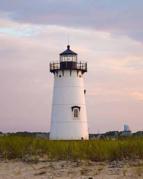 Martha’s Vineyard Travel Guide: a historic town filled with scenic beaches, fresh food, diverse personalities, and local charm. Here’s 9 things for the perfect long weekend spent in Massachusetts this summer! Link in bio for full guide ✍🏼 1. Biking tour of the Aquinnah Cliffs 🚴‍♀️ 2. Stop and smell the flowers at West Tisbury Farmer’s Market 💐 3. Shop for one of a kind pieces like this MV Market bag at @shopslate 4. Lunch @gardeeast 🐟🍽️ 5. Explore Edgartown Beach and Lighthouse 6. Check o... Marthas Vineyard Lighthouse, Aquinnah Marthas Vineyard, Marthas Vineyard Summer Aesthetic, Aquinnah Cliffs, Martha Vineyard, Grad Trip, Stop And Smell The Flowers, Pirates Cove, Martha’s Vineyard