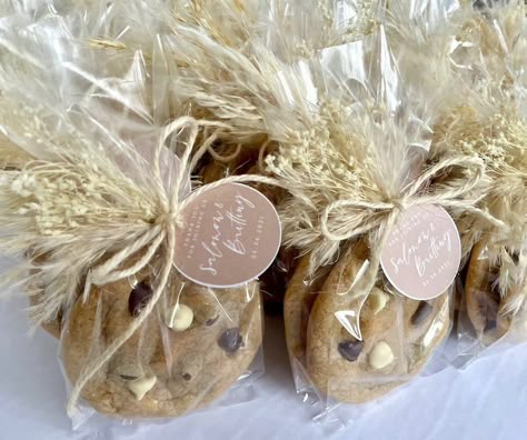 Wedding Cookie Bags Packaging Ideas, Cookies Wedding Gift, Chocolate For Wedding Gift, Cookie Party Favors Wedding, Wedding Favors For Guests Cookies, Wedding Favors For Guests Chocolate, Wedding Cookie Favors Packaging, Cookies As Wedding Favors, Party Favor Cookies