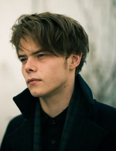 Charlie Heaton is the actor who played Jonathan on Stranger Things Stranger Things Jonathan, Xavier Samuel, Jonathan Byers, Charlie Heaton, Natalia Dyer, Photographie Portrait Inspiration, Stranger Things Art, Stranger Things Aesthetic, Stranger Things Wallpaper