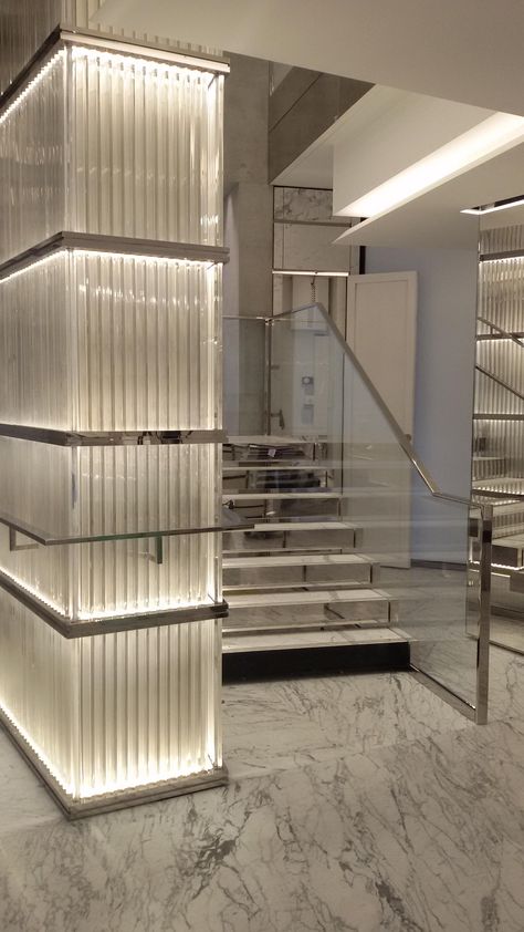 Mirror Column, Mirror Stairs, Columns Interior, Round Column, Lobby Interior Design, Pillar Design, Reeded Glass, Mirror Material, Column Design