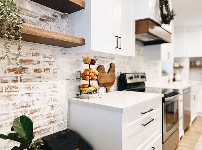 When planning our kitchen & dining room renovation, I knew that this "German Schmear" style brick had to be incorporated somehow! I love that it can fit any style, adds warmth and texture to the room, and of course- can be DIY'ed. Inspiration photo... isn't this kitchen's brick wall drool-worthy?! Supplies for this project: 4'x8' textured brick sheets from Home Depot (1/4" panels similar to plywood sheets- about 20 lbs. each) Drywall compound Plastic or rubber putty knife Const… German Schmear Brick, Kitchen Brick Wall, Faux Brick Backsplash, Kitchen Brick, German Schmear, German Smear, Basement Closet, Old Farmhouse Kitchen, Putty Knife