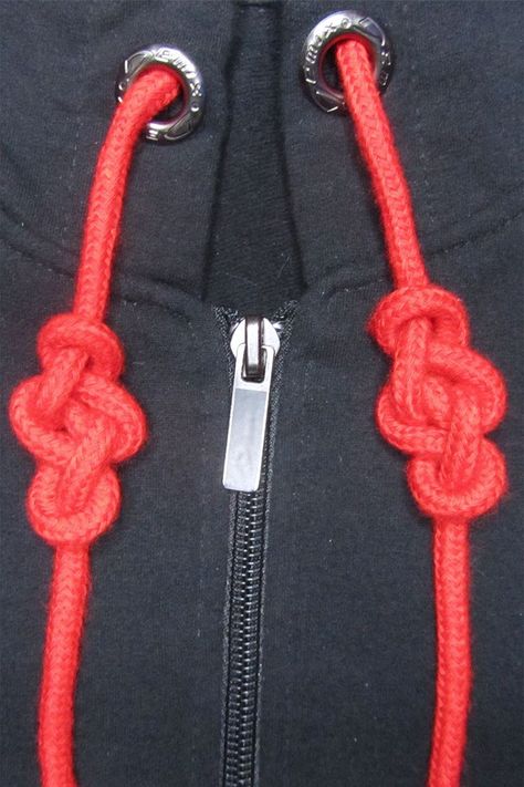 How to Tie Hoodie Strings for beginners. Quick and easy decorative hoodie knots - step-by-step video tutorial. Drawstring Tying Hacks, Hoodie Rope Knot, Cool Knots How To Tie, Knot Tying For Hoodies, How To Tie Drawstrings, Decorative Rope Knots, Tying Knots On Hoodie, Knots For Hoodie Strings, How To Tie A Drawstring