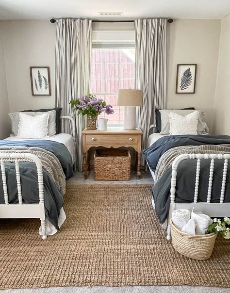 Cottage Inspired Guest Room Reveal - Rooms For Rent blog Twin Beds Master Room, Twin Guest Room Ideas, Guesthouse Rooms Ideas, Guest Room 2 Beds, Multiple Bed Guest Room, Matching Twin Beds Guest Room, Grandkid Bedroom Ideas Guest Rooms, Neutral Guest Room Ideas, 2 Twin Beds Guest Room