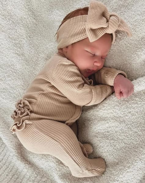 Sibling Hospital Outfits, Fall Newborn Outfits, Newborn Outfits Bringing Home, Newborn Photography Girly, Newborn Outfits Girl, Take Home Outfit Girl, Baby Newborn Girl, Baby First Outfit, Adorable Baby Outfits