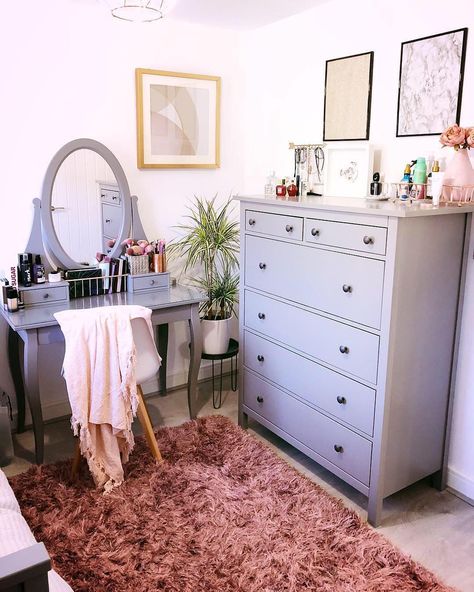 IKEA UK on Instagram: “You’re never fully dressed without the ideal space to get ready in. @freshlypressedhome chooses the matching HEMNES dressing table and…” Hemnes Dressing Table, Dressing Table Aesthetic, Ikea Dressing Table, Ikea Uk, Cozy Small Bedrooms, Ikea Apartments, Ikea Living Room, Ikea Bedroom, Ikea Hemnes