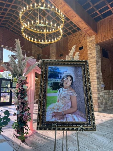 Quinceñera Decoration Ideas Purple, Background For Quinceanera, Quince Party Decorations, Photo Wall For Quince, House Quinceanera Party, Quince Entrance Picture, Queincearra Ideas, Quince Sign In Ideas, Quince Salon Decorations