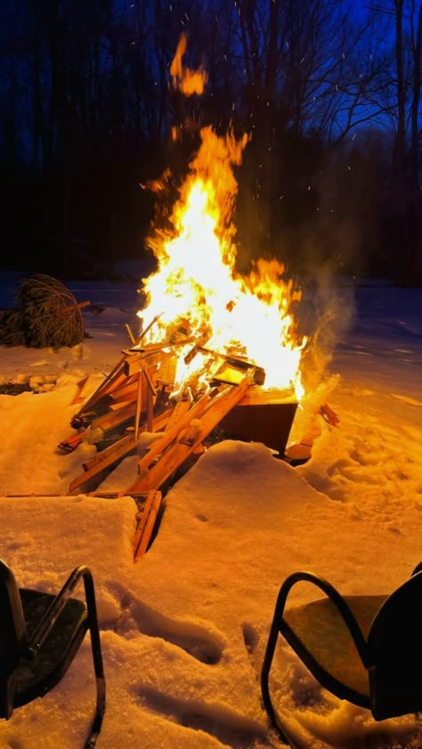 Campfire In Snow, Winter Bonfire Aesthetic, Fire In The Snow, Fire In Snow, Christmas Bonfire, Campfire Aesthetic, Winter Campfire, When Your Sick, Polish Core