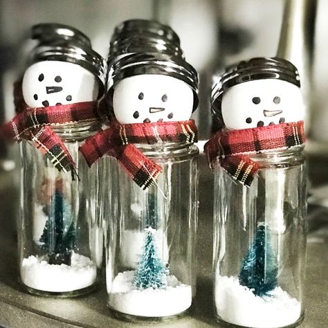 Snowman Salt And Pepper Shakers Diy, Salt And Pepper Snowmen, Salt Shaker Snowmen, Salt Shaker Snowman Diy, Salt And Pepper Shakers Crafts, Snowmen Diy, Salt Shaker Snowman, Snow Globe Craft, Snowman Patterns