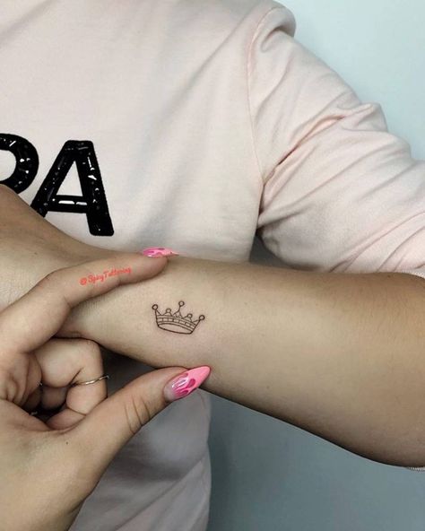 Tatoo Crown, Crown Tattoo On Wrist, Crown Hand Tattoo, Tiara Tattoo, Crown Tattoos For Women, Small Crown Tattoo, Tattoo On The Wrist, Tattoo On Wrist, Cute Tattoos On Wrist