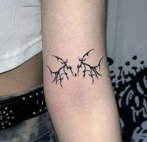 Grunge Tattoos For Women, Butterfly Tattoo Finger, Best Tattoo Designs For Men, Deftones Tattoo, Tattoo Ideas For Female, Cybersigilism Tattoo, Tattoos Butterfly, Tattoos Henna, Grunge Tattoo