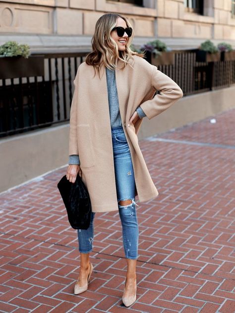 If You’re Going to Splurgeon a Classic Camel Coat,Make it This One 40 Womens Fashion, Wardrobe Challenge, Mode Mantel, Stil Boho, Look Retro, Fashion Jackson, Challenge Week, Mode Casual, Nude Pumps