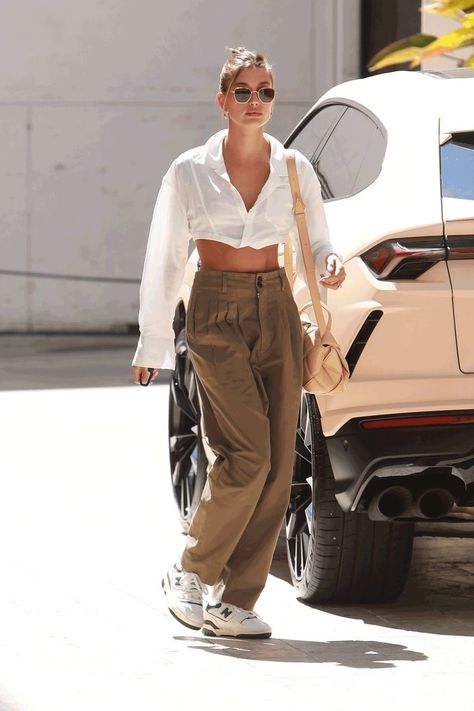 White Summer Blouse
High waisted pants 
White blouse outfit 
Trendy Tops Women Cargo Pants Outfit, Malu Trevejo Outfits, Hailey Bieber Street Style, Pant Outfits For Women, Women Cargo Pants, Skandinavian Fashion, Nashville Outfits, Cargo Pants Outfit, Cooler Look