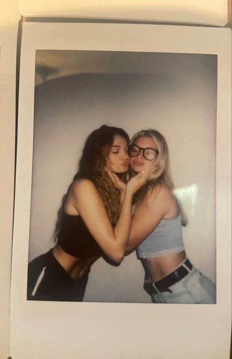 Polaroid Poses, Polaroid Camera Pictures, Friends Polaroid, Polaroid Pics, Polaroid Ideas, Polaroid Instax, Digital Pics, Polaroid Photography, Photo Polaroid