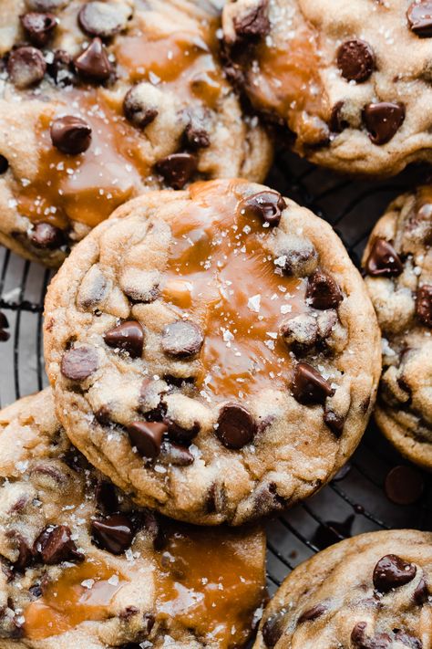 These Salted Caramel Chocolate Chip Cookies are your new favorite cookies! They're loaded with tons of chocolate chips and stuffed with gooey pieces of caramel. These cookies are super thick and soft with crisp edges, and come together in no time in just one bowl! #caramel #saltedcaramel #chocolatechipcookies #cookierecipes #caramelcookies #homemadecookies #christmascookies #halloweendessert #easydesserts #bluebowlrecipes | bluebowlrecipes.com Bar Style Food Ideas, Caramel Stuffed Chocolate Chip Cookies, Carmel Chocolate Chip Cookie, Fun Baking Recipes Desserts, Chocolate Chip Caramel Cookies, Big Batch Cookies, Chewy Cookie Recipes, Caramel Pretzel Cookies, Salted Caramel Chocolate Chip Cookies