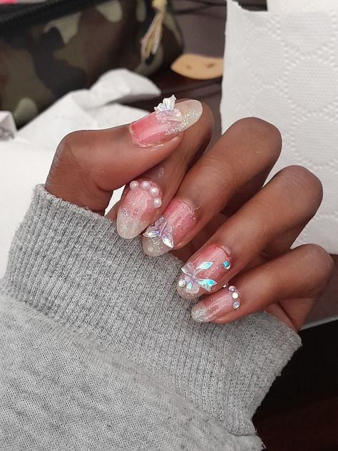 #nails #douyin #douyinnails Aura Blush Nails, Korean Nail Art Aesthetic Almond, Kawaii Press On Nails, Sparkly Jelly Nails, K Pop Nails Design, Jelly Nails With Charms, Short Charm Nails, Japanese Nail Designs Kawaii, Asian Nail Art Korean