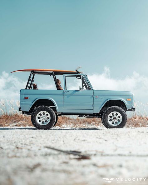 Bronco With Surfboard, Classic Bronco Aesthetic, Ford Bronco Beach Aesthetic, Vintage Ford Bronco Blue, Old Ford Bronco Aesthetic, Blue Ford Bronco Aesthetic, Old Bronco Aesthetic, Blue Bronco Aesthetic, Vintage Bronco Aesthetic