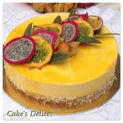 Cette Entremet va vous faire voyager dans les Iles Antilles, Caribes etc.., bavaroises au lait de coco, insert fruits exotiques et coulis de fruits exotiques sur une dacquoise coco bref un délice.. la recette de préférence à préparer la veuille. Dacquoise... Fresh Fruit Cake, Vegan Wedding Cake, Liqueurs Recipes, Lemon Cake Recipe, Fusion Food, Sweet Pastries, Unique Cakes, Pastry Cake, Wedding Desserts