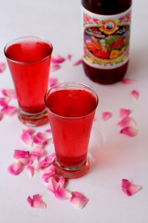 Rooh Afza Lemonade for a hot day Roohafza Recipe, Rooh Afza, Healthy Summer Drinks, Cold Drinks Recipes, Sherbet Recipes, Indian Drinks, Summer Coolers, Recipes Summer, Lemonade Recipes