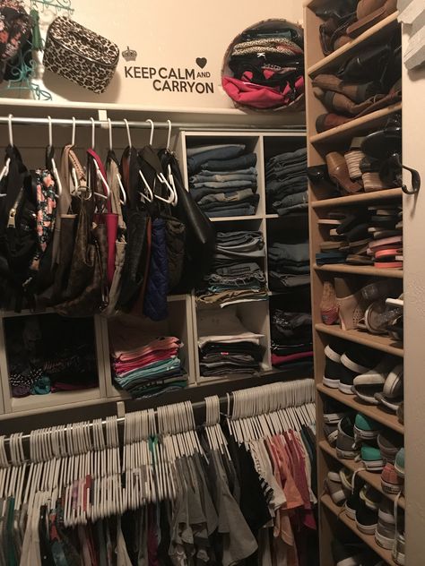 Closet Full Of Clothes Aesthetic, Clothes Organisation, Mens Closet Organization, Spare Bedroom Closets, Closet Storage Ideas, Small Walk In Closet, New Room Decor, Room Organization Bedroom, Bedroom Closets