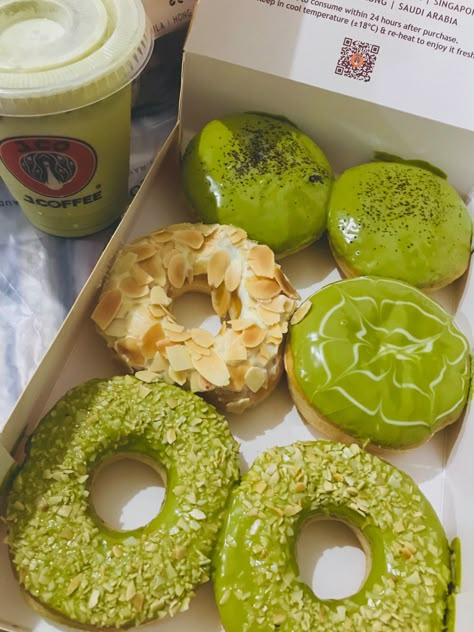 Baked Doughnuts, Matcha Recipe, Makanan Diet, Food Therapy, Greens Recipe, Food Snapchat, Frappe, Food Obsession, Cafe Food