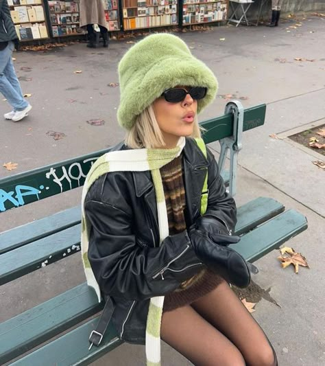 Winter Sunglasses Outfit, Street Style 2025, Winter Hat Outfit, Green Bucket Hat, Hat Silhouette, Bob Chapeau, Bucket Hat Outfit, Bucket Hat Style, Hat Outfit