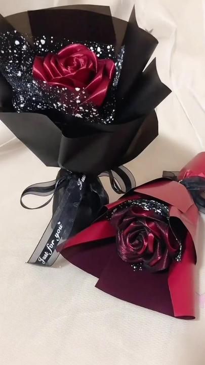 Rose Wrapping, Satin Flowers Diy, Ribbon Rose Bouquets, Ribbon Flowers Bouquet, Ribbon Flowers Diy, Valentine Diy Crafts, Bouquet Tutorial, Diy Bouquet Wrap, Ribbon Flower Tutorial