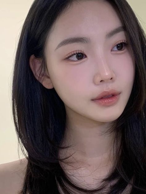 Korean Spring Makeup, Korean Soft Glam Makeup, Natural Tone Makeup, Korean Makeup Look Natural, Korean Everyday Makeup, Cool Toned Eyeshadow Looks, Korean Soft Makeup, Soft Summer Makeup Looks, Korean Ladylike Makeup