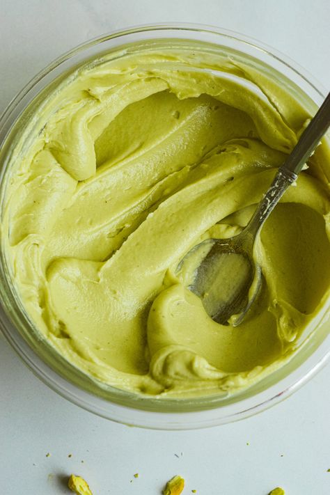 Easy Pistachio Buttercream Recipe (ONE STEP RECIPE) Pistachio Buttercream Frosting, Pistachio Icing Recipe, Pistachio Frosting Recipe, Pistachio Icing, Pistachio Paste Recipe, Pistachio Frosting, Pistachio Ganache, Basic Buttercream Recipe, Pistachio Buttercream