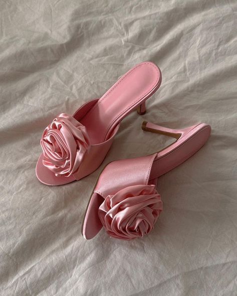 High Characters, Flower Heels, Heels Aesthetic, Footwear Design, Shoes Heels Classy, Heels Classy, Fancy Shoes, Cute Heels, Girly Shoes