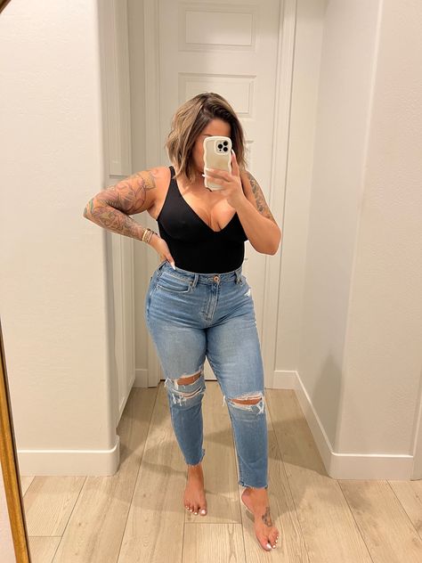 Curvy Jeans Outfit, Bodysuit And Jeans Outfits, Trendy Mom Outfits, Girls Fun, Body Suit Outfits, Shape Wear, Curvy Jeans, Date Outfits, Curvy Outfits