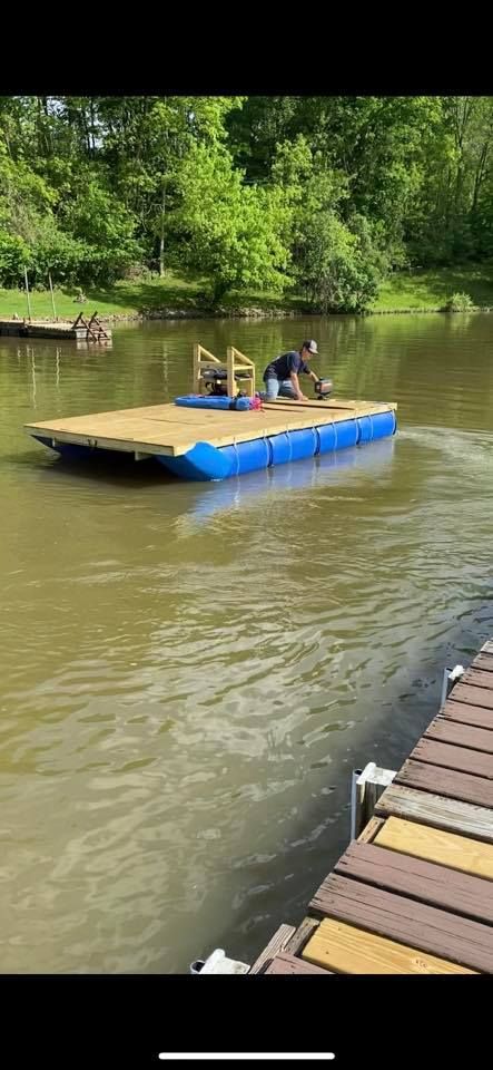 Barrel Pontoon Boat, Pontoon Boat Plans, Homemade Boats That Float, Homemade Pontoon Boat, Diy Pontoon Boat, Diy Pontoon, Floating Dock Plans, Diy Barrel, Homemade Boat