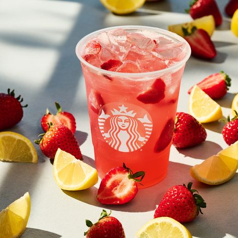 Starbucks (@starbucks) • Instagram photos and videos Cookout Tray, Strawberry Açaí Lemonade, Starbucks Lunch, Crispy Grilled Cheese, Starbucks Strawberry, American Fast Food, Long Lunch, Chicken Menu, Strawberry Acai