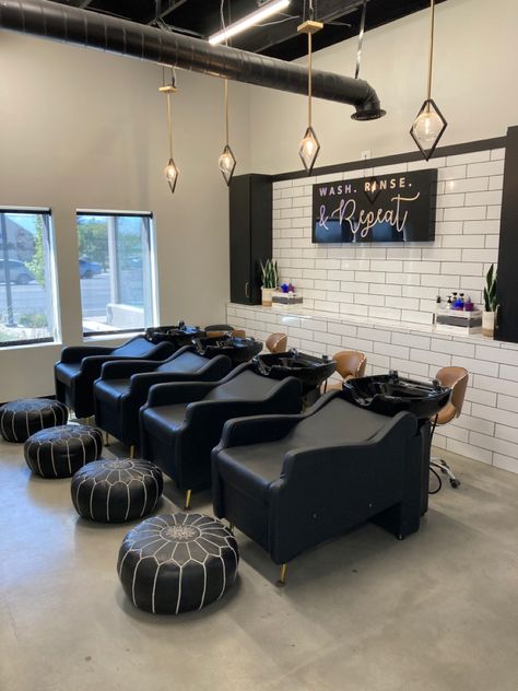 Salon Seating Area, Small Salon Designs, Black Salon, Salon Designs, Small Salon, Hair Salon Ideas, Salon Stations, Waiting Area, Salon Ideas