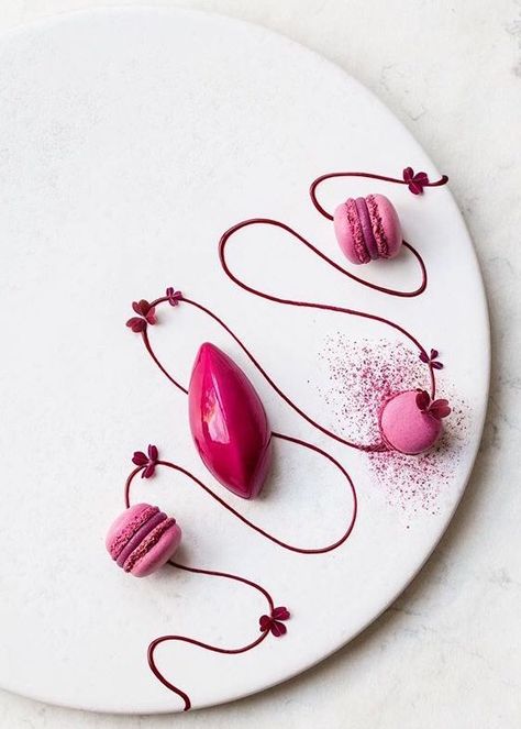 Baking Macarons, Fancy Food Presentation, Macarons Macaroons, Food Plating Techniques, Fine Dining Desserts, Gourmet Food Plating, Plating Food, Plate Presentation, Plated Dessert