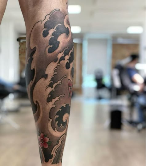 Wave Tattoo Sleeve, Tattoo Perna, Japanese Tattoos For Men, Art Inspired Tattoos, Hard Tattoos, Shin Tattoo, Filigree Tattoo, Octopus Tattoo Design, Full Leg Tattoos