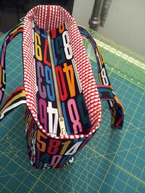 Recessed Zipper, Sacs Tote Bags, Sac Diy, Sew Ins, Costura Diy, Sewing Tutorials Free, Beginner Sewing Projects Easy, Sac Week End, Sewing Purses