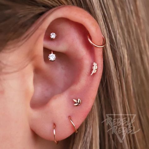 Ear Scape, Piercing Combinations, Ušný Piercing, Different Piercings, Ear Piercing Combinations, Different Ear Piercings, Ear Peircings, Ear Art, Pretty Ear Piercings