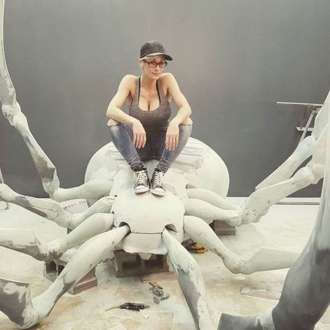 Cosplayer Creates Epic Scale Spider Monster Costume - Neatorama Monster Cosplay, Spider Monster, Spider Lady, Cosplay Patterns, Creature Creation, Anime Samurai, Monster Costume, Creative Cosplay, Spiders Funny