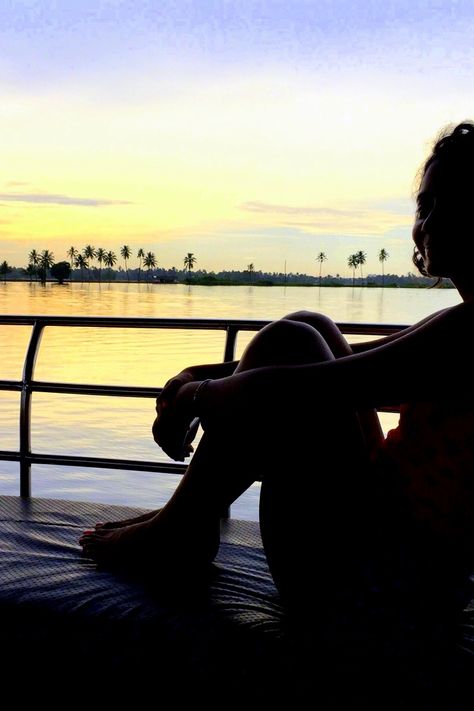 Sunset in Kerala from a houseboat. Click through to post for more photos. Kerala House Boat Photography, Photo Poses In House Boat, Boat House Photoshoot Kerala, Kerala Poses For Women, Houseboat Photography Poses, Houseboat Aesthetic, Boat Photo Ideas, House Boat Kerala, Alleppey Kerala