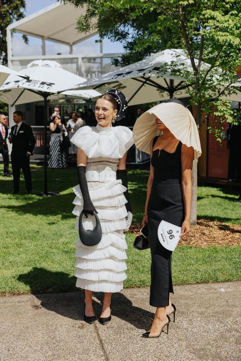 Black Races Outfit, Lady's Day Outfit, Black Dress Races Outfit, Darby Day Races Fashion, Kentucky Derby Black Dress Outfit, Black And White Kentucky Derby Outfit, Vintage Kentucky Derby Fashion, Derby Inspired Outfits, Vintage Derby Outfits