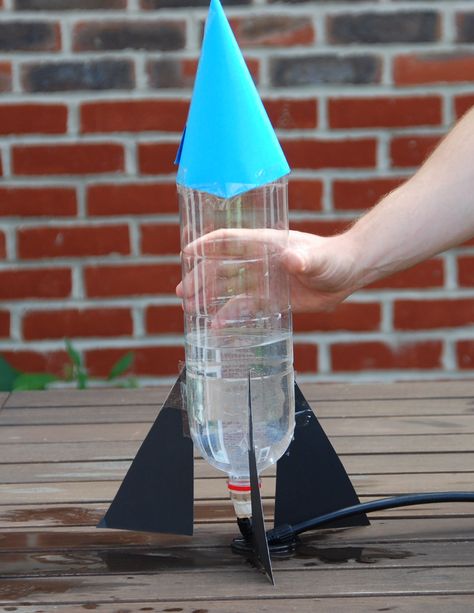 Make a bottle rocket (really cool - watch the video on the site and see - definitely doing this) Diy Bottle Rocket, Roket Air, Air Pressure Experiments, Water Rocket, Space Activities For Kids, Diy Rocket, Bottle Rocket, Summer Science, Kid Science