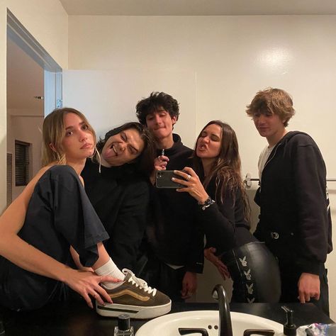 harley solomon on Instagram: “fam” Harley Solomon, Anna And The French Kiss, Boy And Girl Friendship, Keeping 13, Friendship Group, Binding 13, Girl Friendship, Chloe Walsh, Boys Of Tommen