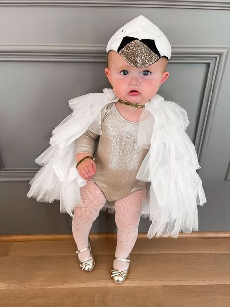 Diy Halloween Costumes For Girls, Diy Girls Costumes, Sister Halloween Costumes, Sarah Knuth, Swan Costume, Baby Halloween Costume, Perfect Halloween Costume, Kylie Baby, Baby Costumes Girl