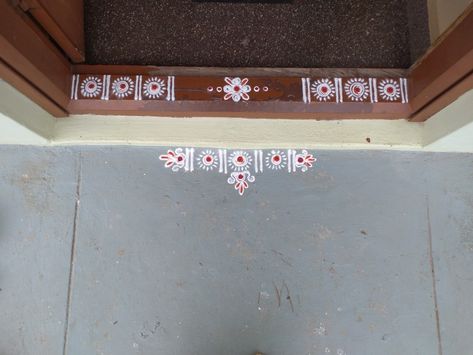 Easy border rangoli design for doorstep Doorstep Rangoli Border, Rangoli Designs For Door Border, Rangoli Door Border, Door Step Rangoli Designs, Door Border Rangoli Designs, Door Rangoli Designs, Doorstep Rangoli, Creative Rangoli Designs, Creative Rangoli