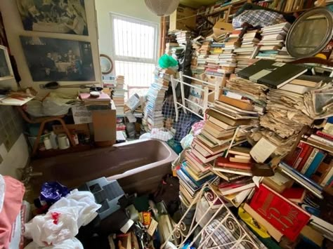 Beni Bischof, Compulsive Hoarding, House Moving Tips, Gathering Art, Rental Property Management, Bible Readings, Dsm 5, House Moving, Junk Removal