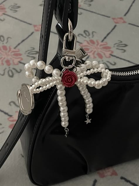 Bags With Keychain Aesthetic, Bow Bag Charm, Bag Charm Trend 2024, Bag Keychain Aesthetic, Bag Charms Aesthetic, Jewelry Shop Ideas, Key Chains Ideas, Diy Bag Charm, Pr Gift